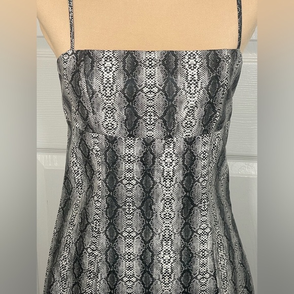 URBAN OUTFITTERS ~Black and White Snake‎ Print Mini Dress NWT Medium - Picture 9 of 9